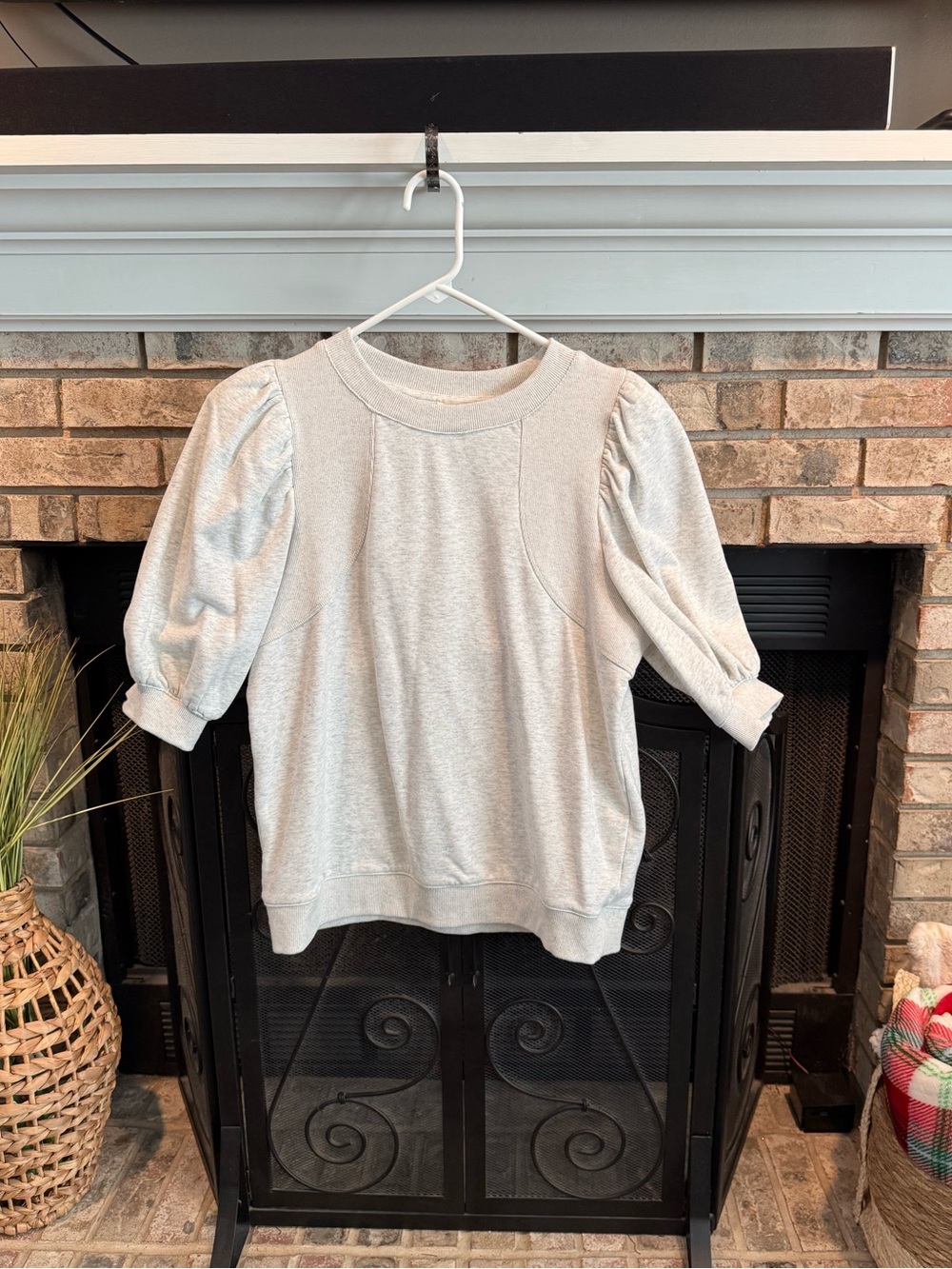 Easel puff sleeve sweatshirt top in grey, Large, EUC